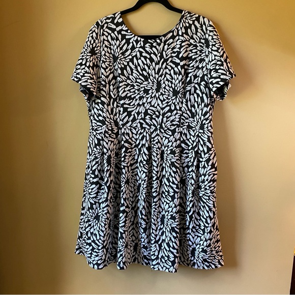 Hutch Dresses & Skirts - Anthropologie Hutch Black and White Floral Short Sleeve Dress Plus Size 1X